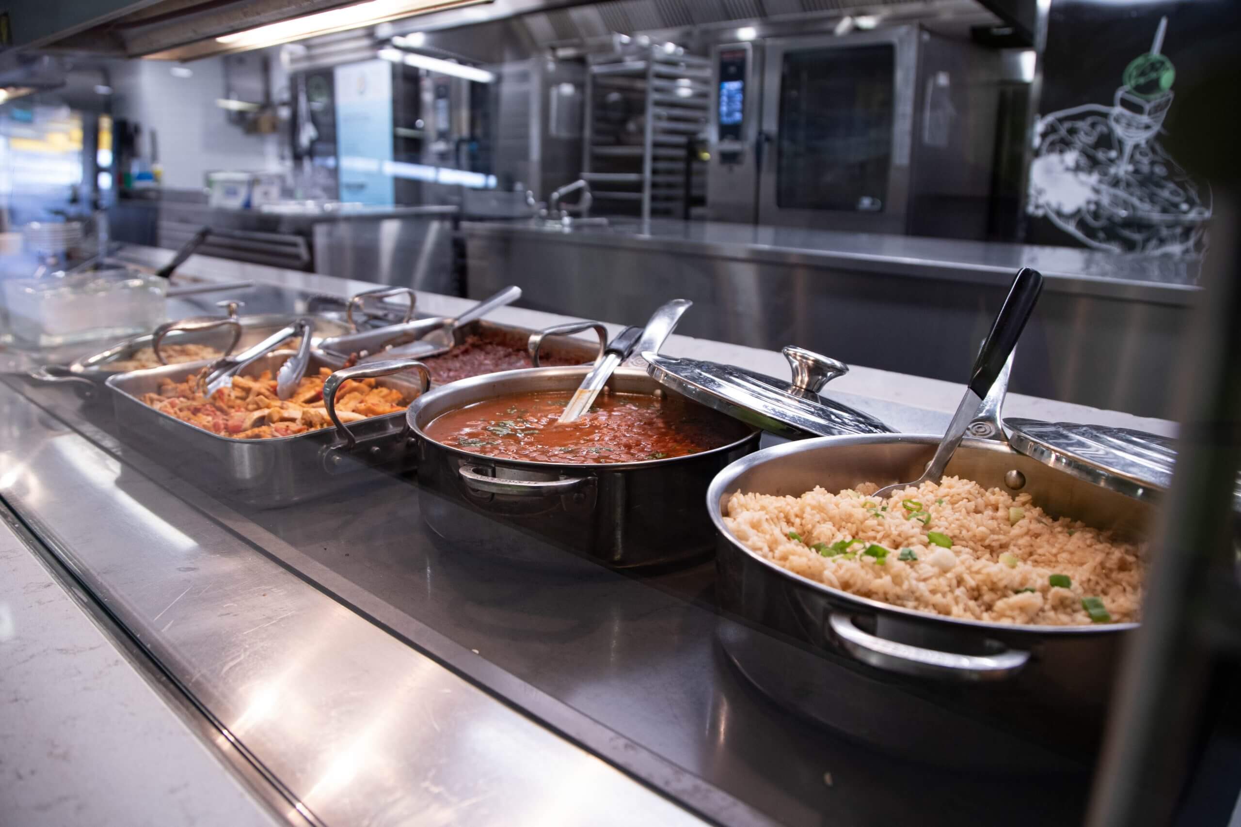 Photo de plats cuisinés dans la salle à manger de l'Université d'Ottawa